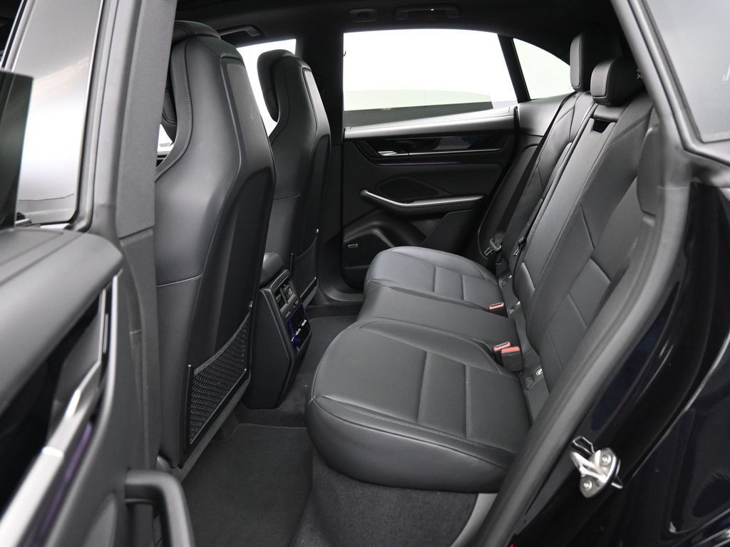 Certified 2025 Porsche Macan 4S Electric AWD/4WD image 25