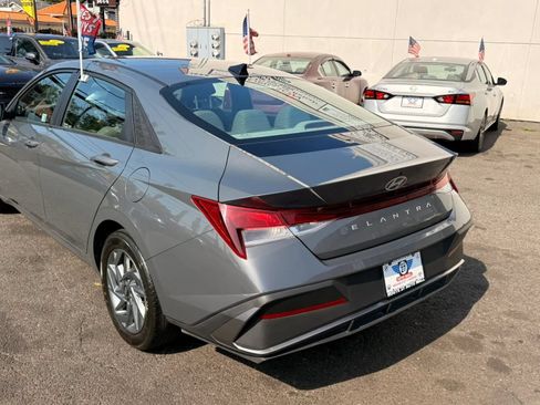 Used 2024 Hyundai Elantra SEL FWD image 5
