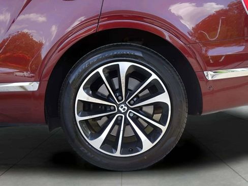 Used 2017 Bentley Bentayga image 39