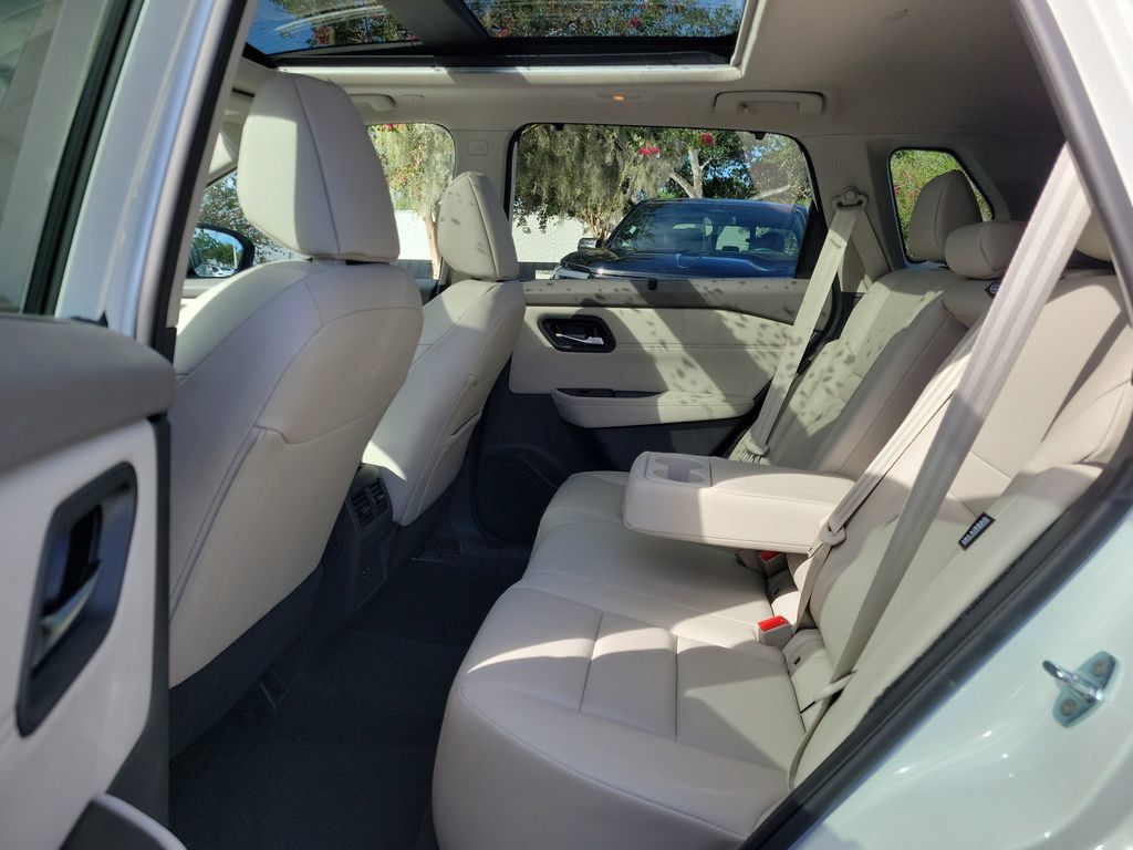 Used 2023 Nissan Rogue SV w/ SV Premium B Package FWD image 15
