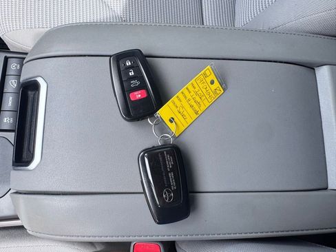 Used 2021 Toyota Highlander LE AWD/4WD image 2
