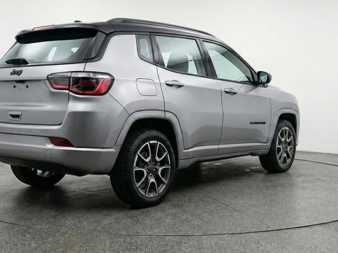 Used 2025 Jeep Compass Trailhawk image 9