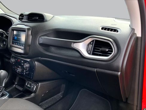 Used 2021 Jeep Renegade Latitude FWD image 19