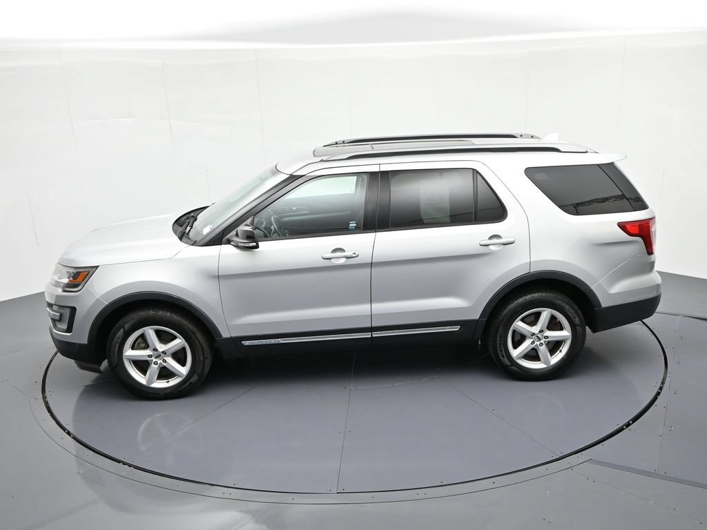 Used 2017 Ford Explorer XLT w/ Equipment Group 201A AWD/4WD image 19