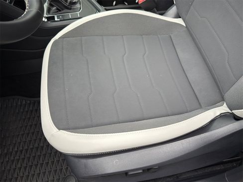 New 2025 Volkswagen Taos SE image 9