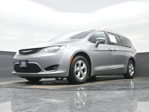 Used 2017 Chrysler Pacifica Touring-L Plus image 28