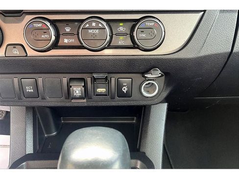Used 2022 Toyota Tacoma TRD Off-Road AWD/4WD image 26