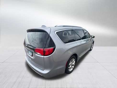 Used 2018 Chrysler Pacifica Limited image 6