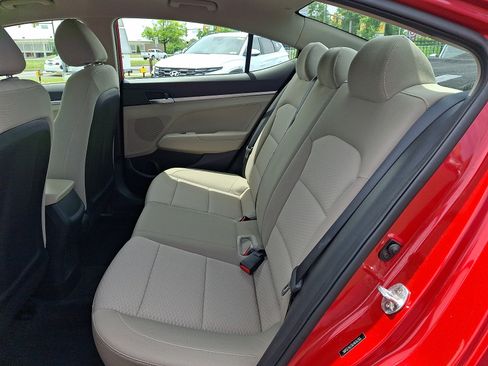 Used 2020 Hyundai Elantra SE w/ Winter Weather Package FWD image 9