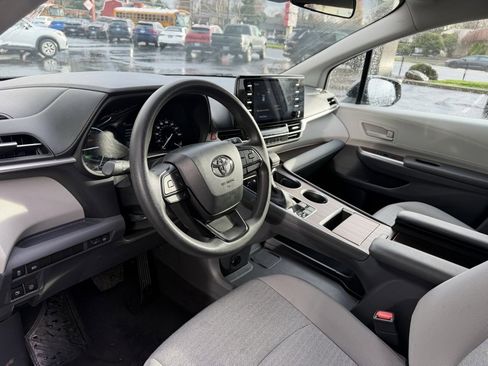 Used 2024 Toyota Sienna LE image 15