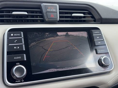 Used 2020 Nissan Versa SV FWD image 3