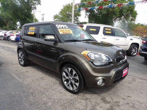 Used 2013 Kia Soul ! FWD image 3