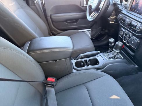 Used 2022 Jeep Wrangler Unlimited Sahara AWD/4WD image 12