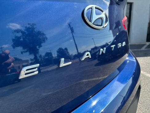 Used 2020 Hyundai Elantra SE FWD image 12