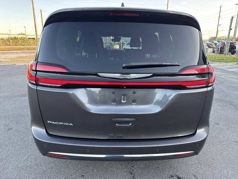 Used 2021 Chrysler Pacifica Touring image 5