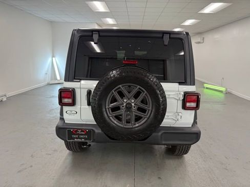 Used 2026 Jeep Wrangler Unlimited Sport AWD/4WD image 6