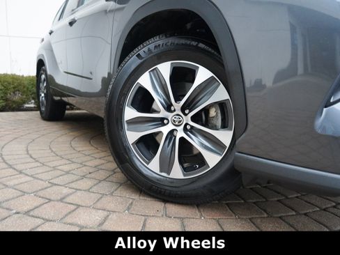 Used 2023 Toyota Highlander XLE image 17