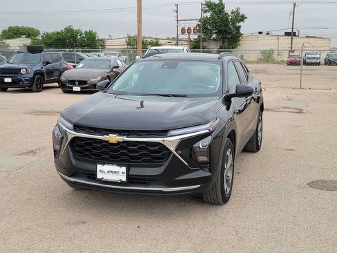 Used 2025 Chevrolet Trax LT FWD image 4
