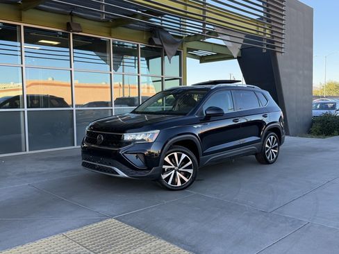 Used 2024 Volkswagen Taos SE w/ Panoramic Sunroof Package image 1