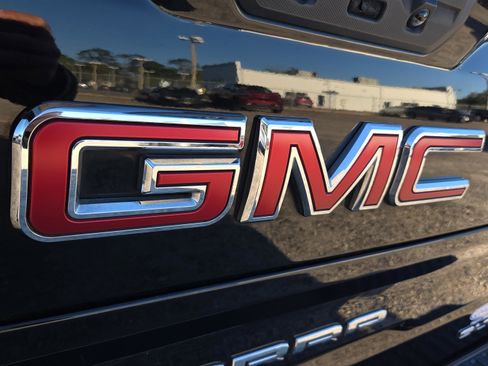 Used 2021 GMC Sierra 1500 SLT w/ SLT Convenience Package image 16