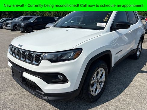 Used 2025 Jeep Compass Latitude w/ Sun & Sound Group AWD/4WD image 7