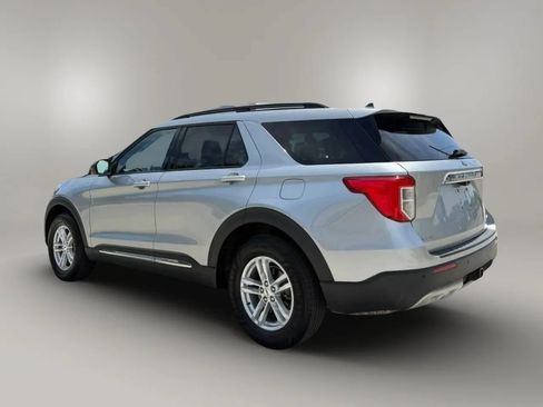 Used 2022 Ford Explorer XLT w/ Equipment Group 202A AWD/4WD image 4