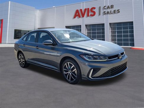 Used 2025 Volkswagen Jetta SE image 3