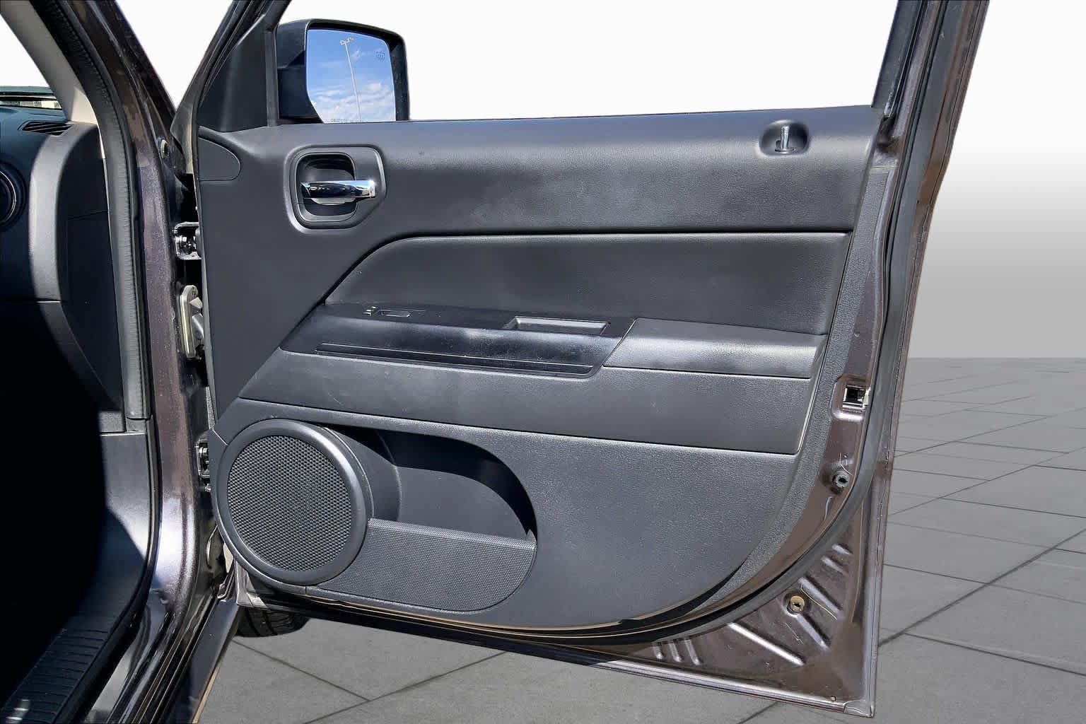 Used 2016 Jeep Patriot High Altitude FWD image 21