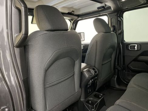 Used 2025 Jeep Wrangler Sahara image 15