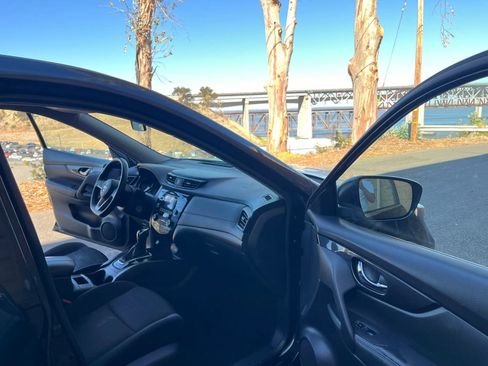 Used 2017 Nissan Rogue S FWD image 16