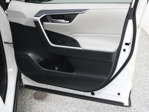 Used 2020 Toyota RAV4 XLE w/ Convenience Package FWD image 36