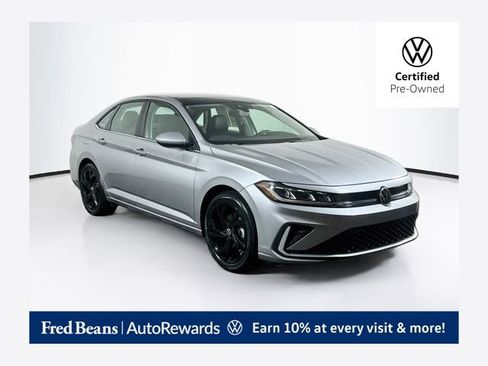 Certified 2025 Volkswagen Jetta SE w/ Sunroof Package FWD image 1