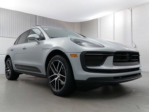 Certified 2025 Porsche Macan image 9