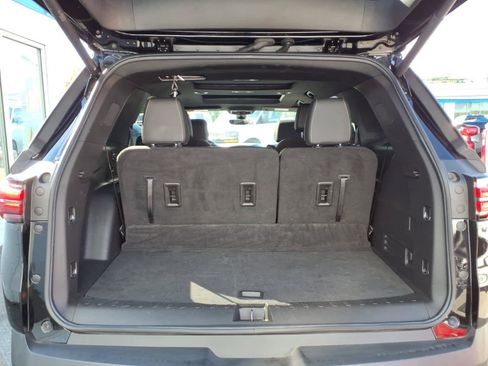 Used 2023 Chevrolet Traverse LT w/ LT Premium Package AWD/4WD image 19