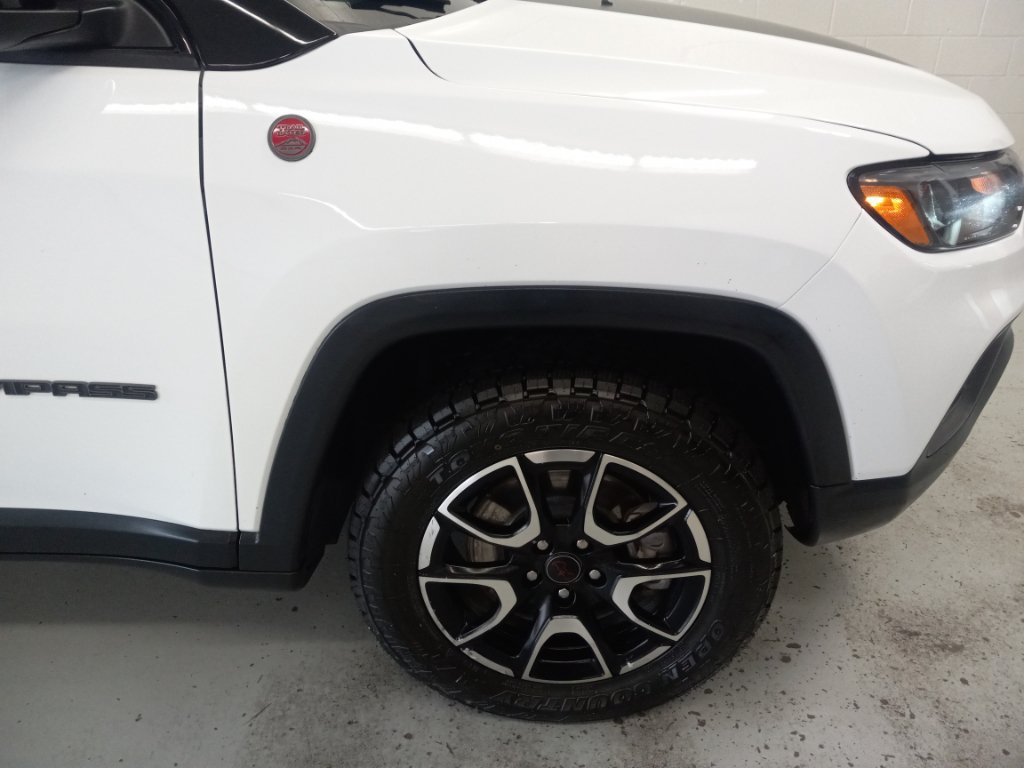 Used 2025 Jeep Compass Trailhawk AWD/4WD image 3