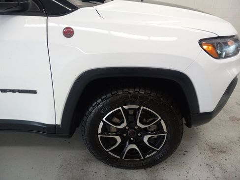 Used 2025 Jeep Compass Trailhawk AWD/4WD image 3