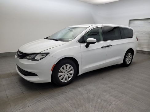 Used 2020 Chrysler Voyager L FWD image 2