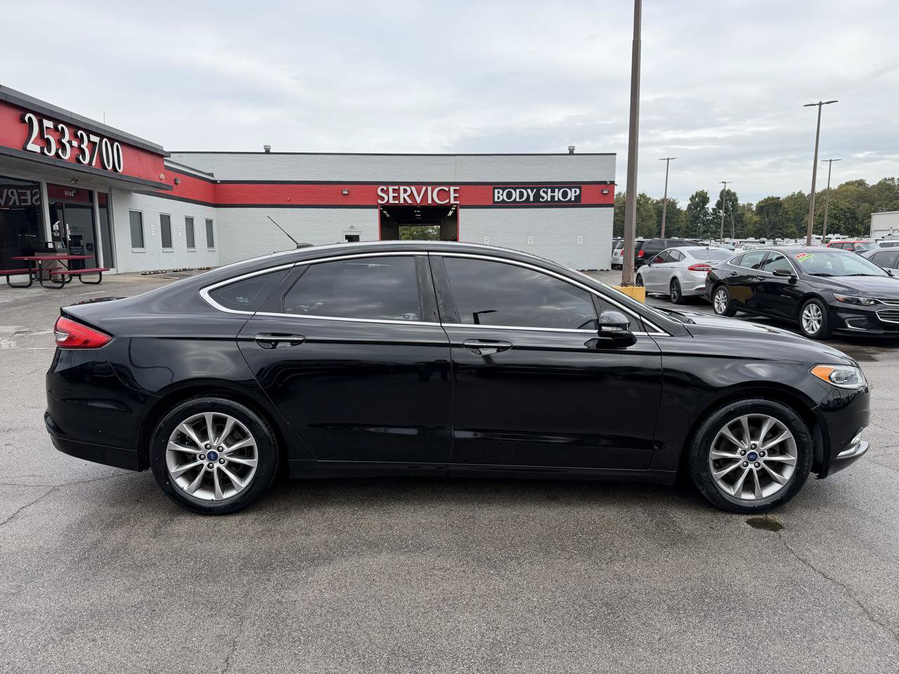 Used 2017 Ford Fusion SE w/ Fusion SE Technology Package FWD image 2