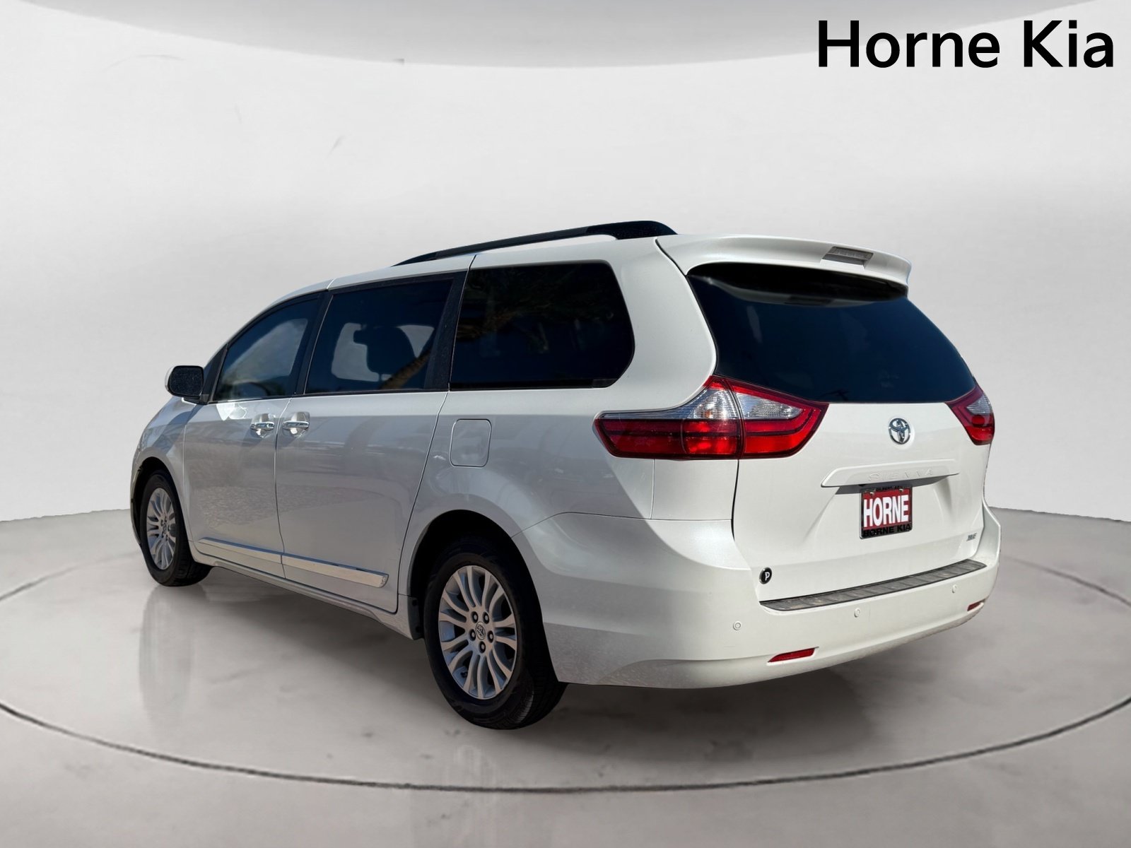 Used 2017 Toyota Sienna XLE w/ XLE Navigation Package FWD image 5