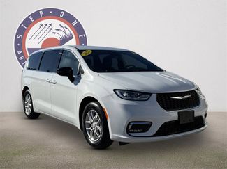 Used 2025 Chrysler Pacifica Select video 2