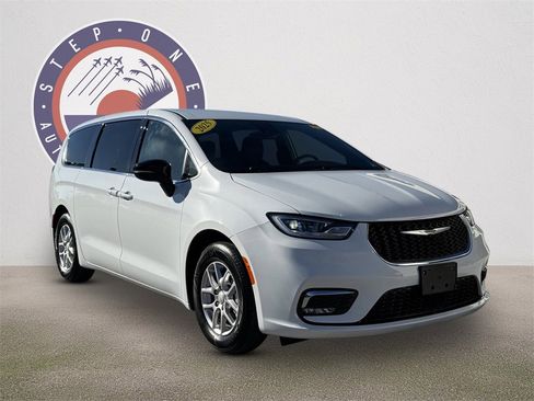 Used 2025 Chrysler Pacifica Select image 2