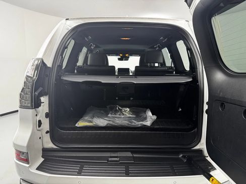 Used 2023 Lexus GX 460 Luxury w/ Sport Design Package AWD/4WD image 17
