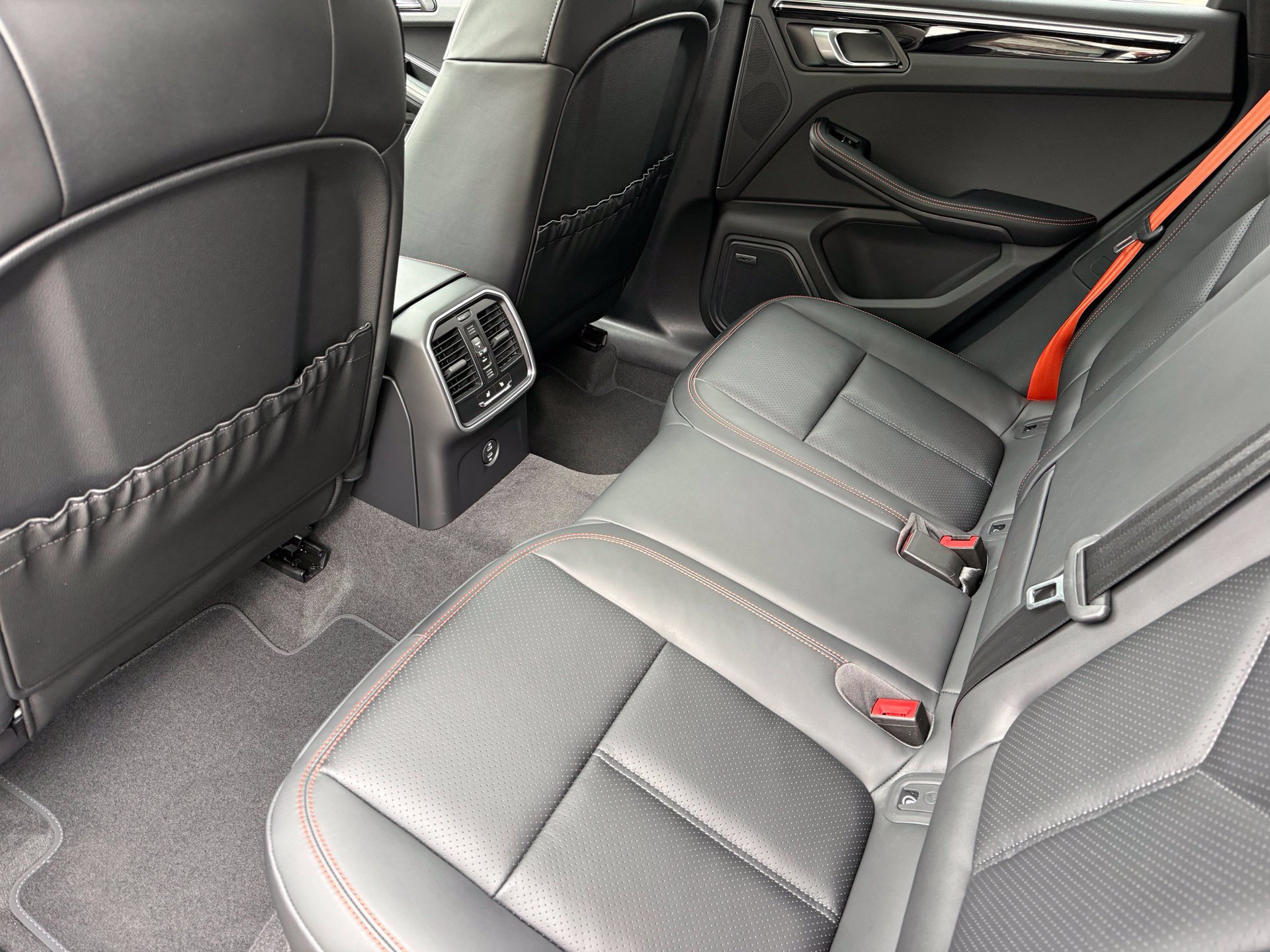Used 2026 Porsche Macan AWD/4WD image 31