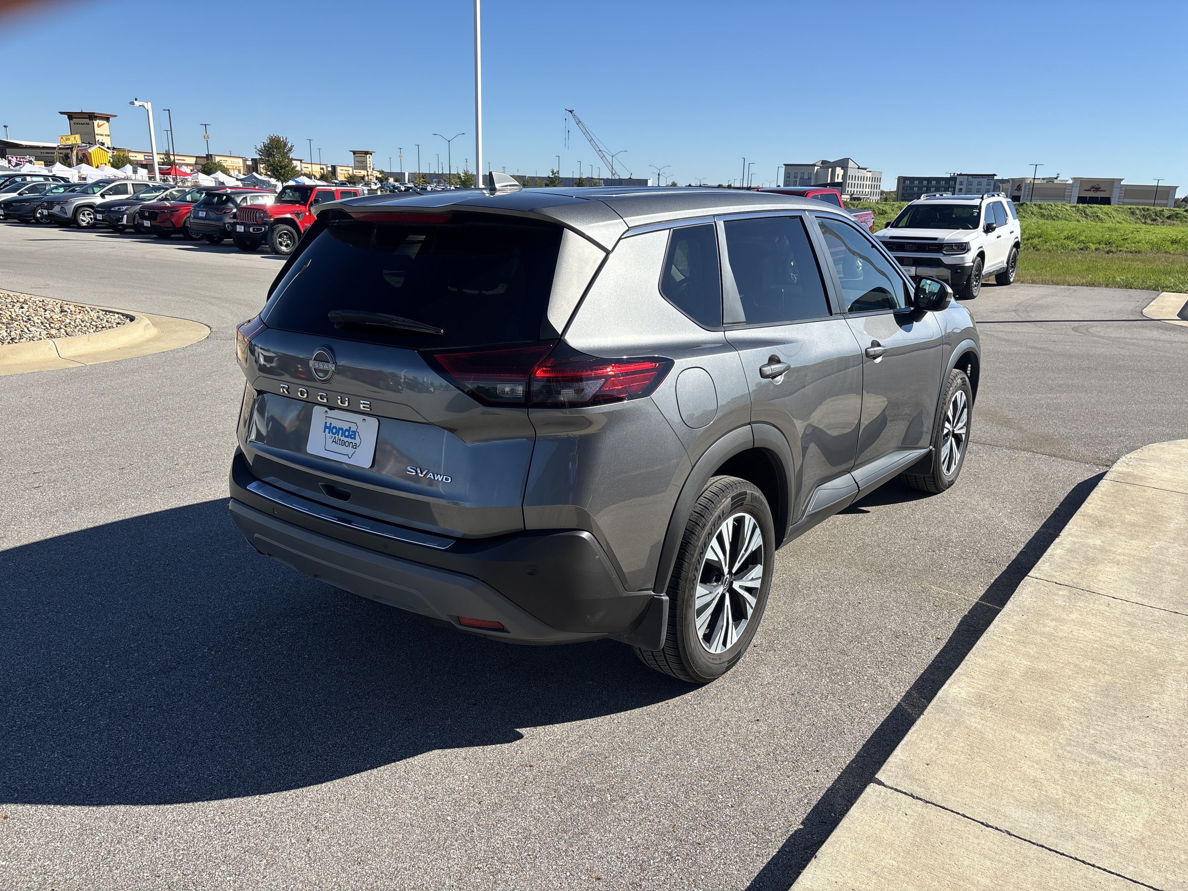Used 2022 Nissan Rogue SV AWD/4WD image 5