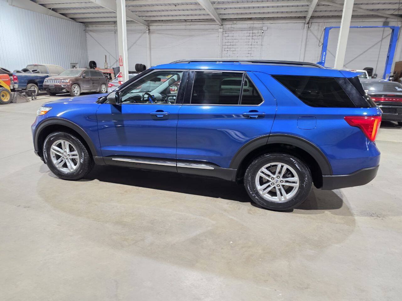 Used 2020 Ford Explorer XLT w/ Equipment Group 202A AWD/4WD image 6