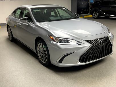 New 2025 Lexus ES 300h w/ Luxury Package