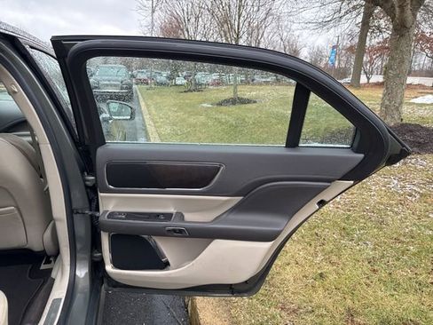 Used 2017 Lincoln Continental Select image 14