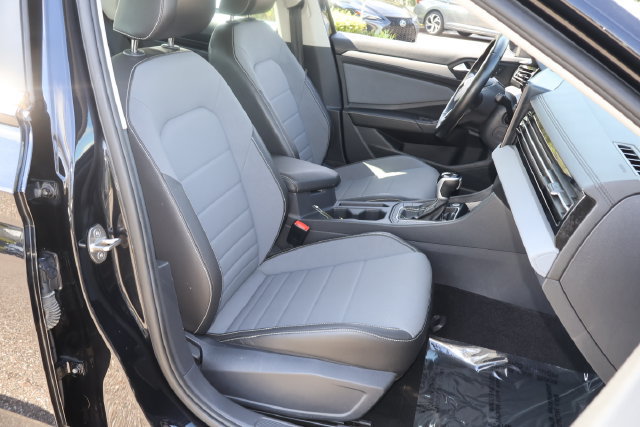 Used 2025 Volkswagen Jetta SE FWD image 19