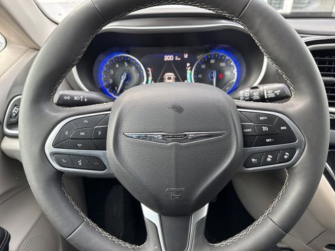 Used 2024 Chrysler Pacifica Touring-L image 10
