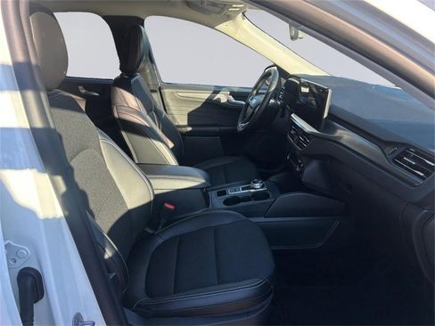 Used 2025 Ford Escape SE w/ Class II Trailer Tow Package image 17